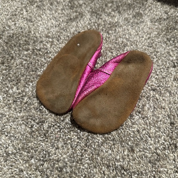 Mon Petit | soft sole t strap holographic pink | Size 5 - Picture 4 of 4